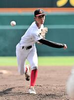 　５回、力強い投球をする創成館・奥田晴也（撮影・今井雅貴）