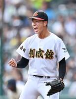 　９回、神村学園・西原を三ゴロに打ち取り、ガッツポーズする創成館・森下（撮影・中村太一）