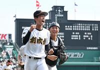 　神村学園に勝利し、喜ぶ創成館の選手たち
