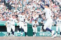 　試合に勝利し喜ぶ西日本短大付ナイン＝９日