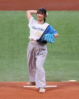 　始球式を務める滝谷美夢さん（撮影・中島達哉）
