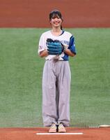　始球式を務める滝谷美夢さん（撮影・中島達哉）