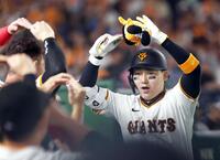 　１回、先制ソロを放ち、ナインに祝福される丸