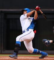 　２回、先制となる適時二塁打を放つ有薗（撮影・中島達哉）