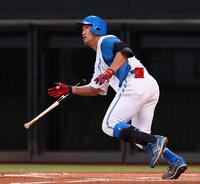 　２回、プロ初安打となる先制適時二塁打を放つ有薗（撮影・中島達哉）