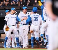 　２回、プロ初安打を放った有薗（３９）を迎える日本ハムナイン（撮影・中島達哉）