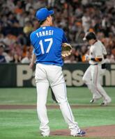 　１回、丸（奥）に先制ソロを浴びた柳