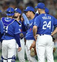 　１回、巨人打線につかまる柳（撮影・金田祐二）