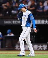 　５回、西川に勝ち越し犠飛を許し、肩を落とす山崎（撮影・中島達哉）