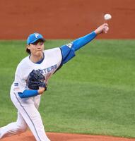 　１回、力投する山崎（撮影・中島達哉）