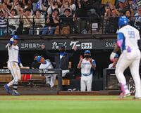 　８回、レイエス（右）が同点ソロを放ち、ガッツポーズをする新庄監督（中央）＝撮影・中島達哉