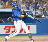 　３回、蝦名が左越えに２ランを放つ