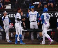 　８回、同点ソロを放ったレイエス（９９）を迎える山崎（中央右）ら日本ハムナイン（撮影・中島達哉）