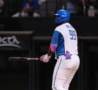 　８回、起死回生の同点ソロを放つレイエス（撮影・中島達哉）