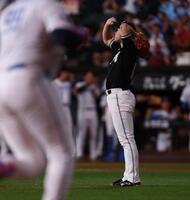 　８回、レイエス（左）に同点ソロを浴びる種市（撮影・中島達哉）