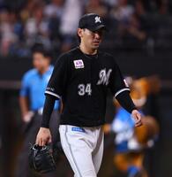 　９回、サヨナラ打を許し、引き揚げる高野（撮影・中島達哉）