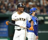 　６回、空振り三振に倒れる代打・ヘルナンデス（撮影・金田祐二）