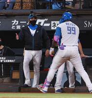 　８回、同点ソロを放ったレイエス（９９）を迎える新庄監督（撮影・中島達哉）