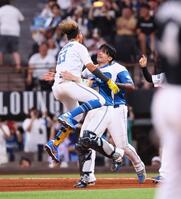 　９回、サヨナラ打を放ち、ナインと喜び合う水谷（左）＝撮影・中島達哉