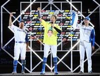 　お立ち台で「１，２，３ジェッシー！！」と叫ぶ（左から）有薗、水谷、柳川（撮影・中島達哉）