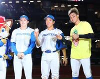 　プロ初安打の記念球を手に記念撮影に応じる有薗（中央）と柳川、水谷（撮影・中島達哉）