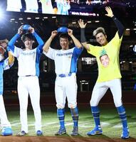 　パイナポーポーズで記念撮影に応じる（左から）柳川、有薗、水谷（撮影・中島達哉）