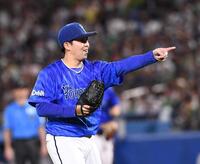 　６回のピンチをしのぎ捕手・山本を指さす東（撮影・園田高夫）