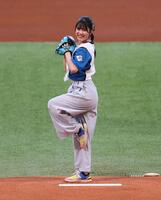 　始球式を務める滝谷美夢さん（撮影・中島達哉）