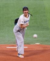 　始球式を務める滝谷美夢さん（撮影・中島達哉）