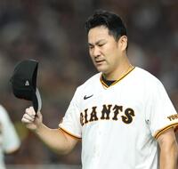 　５回、同点にされ悔しそうにベンチに戻る田中将（撮影・金田祐二）