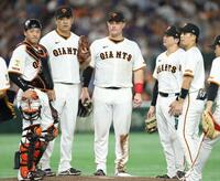 　５回、門脇（右端）の悪送球で失点しマウンドに集まる田中将（左から２人目）らナイン（撮影・金田祐二）