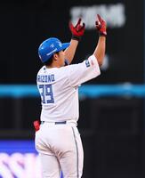 　２回、プロ初安打となる先制適時二塁打を放ち、ベンチに向かってポーズをとる有薗（撮影・中島達哉）