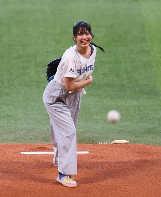 元Fガールエース・滝谷美夢が始球式登場 ノーバンならずも笑顔で魅了