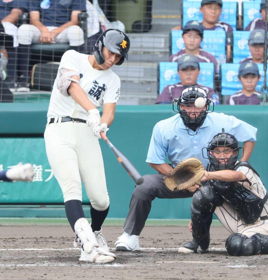 　５回、適時打を放つ尽誠学園・広瀬賢汰（撮影・石井剣太郎）