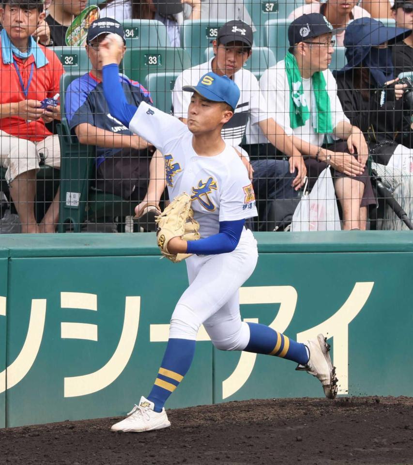 　ブルペンで投げ込む聖光学院・管野（撮影・石井剣太郎）