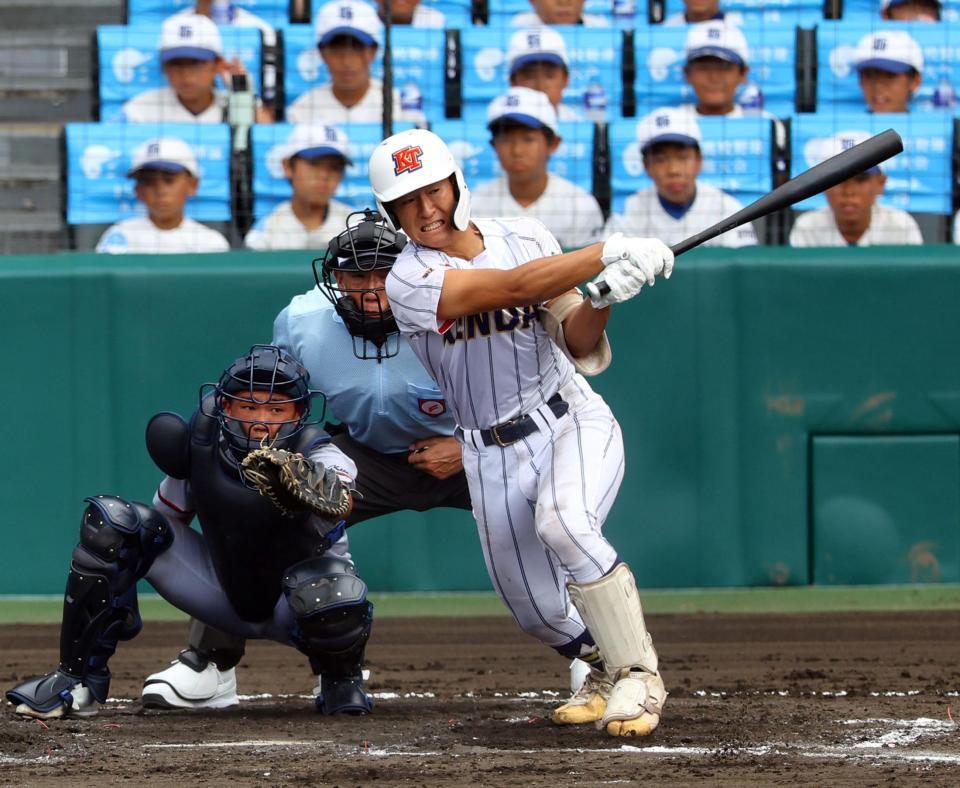 　３回、左翼線に勝ち越し２点適時二塁打を放つ健大高崎・小堀弘晴（撮影・山口登）