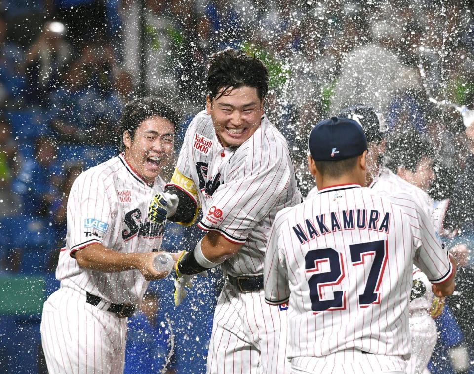 　９回、サヨナラ２ランを放ちナインに祝福される村上（中央）＝１２日
