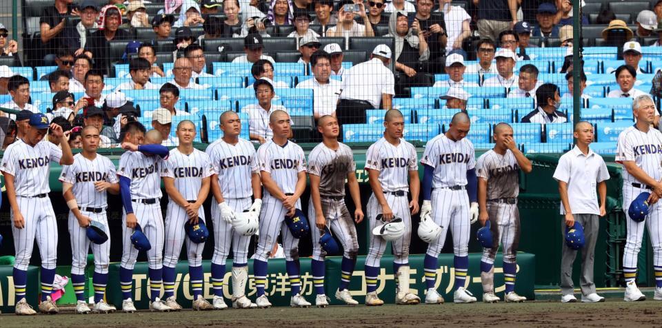 　京都国際に敗れ、ベンチ前に整列する健大高崎ナイン（撮影・山口登）
