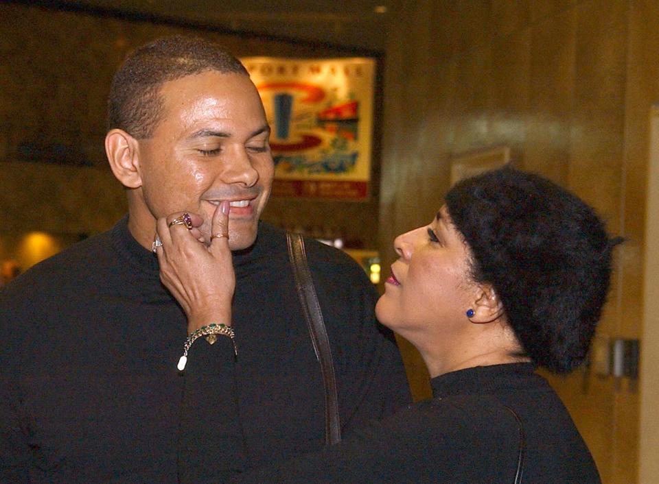 　オルガ夫人に口紅をやさしく拭いてもらうペタジーニ＝２００４年撮影