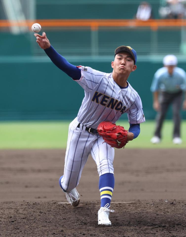 　７回から４番手で登板した健大高崎の石垣元