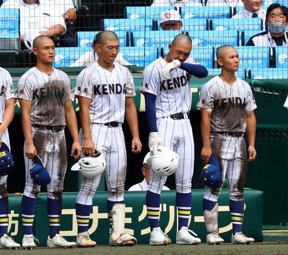 　京都国際に敗れベンチ前に整列する健大高崎・石垣元気（右から２人目）＝撮影・山口登