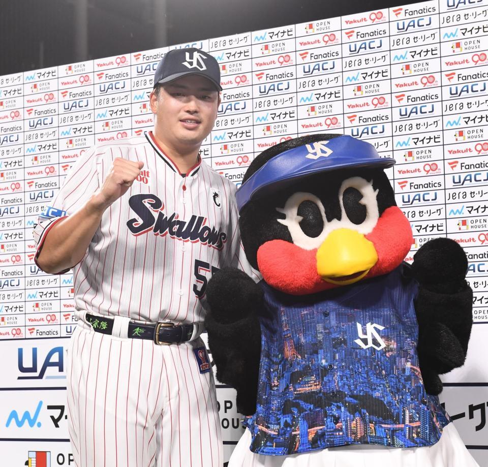 　つばみ（右）とポーズを決める村上＝１２日