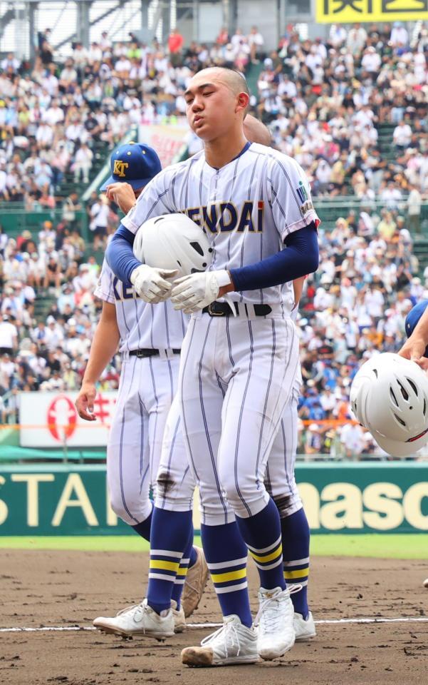 　京都国際に敗れ、肩を落とし引き揚げる健大高崎の石垣元