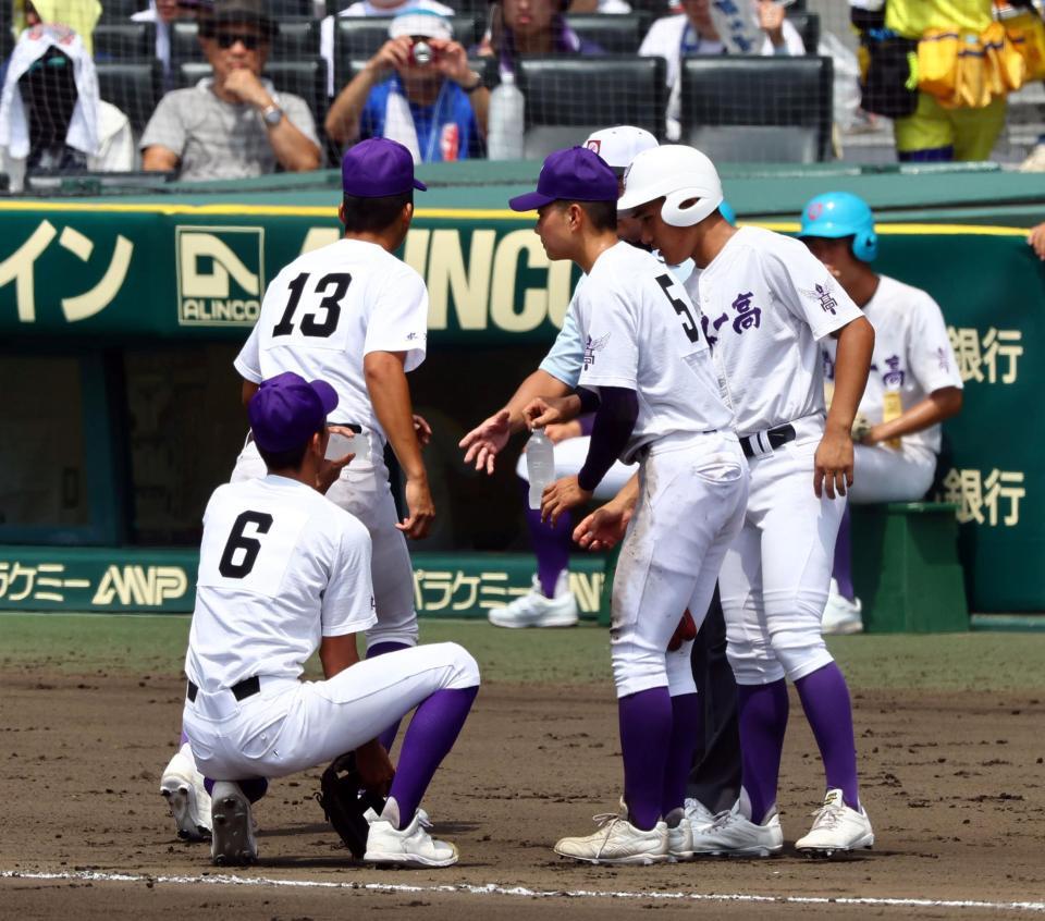 　７回、守備に就いた関東第一・越後駿祐（６）はグラウンドで水分補給をするも交代する（撮影・山口登）