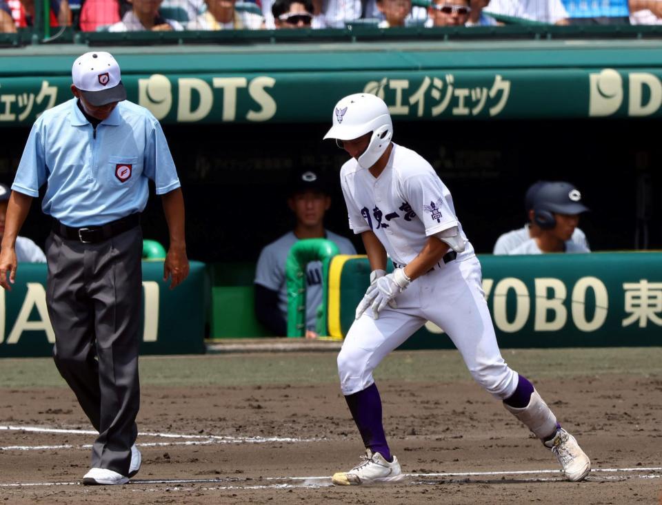 　７回、関東第一・藤江馳門は四球で出塁し足を引きずりながら一塁へ向かう（撮影・山口登）