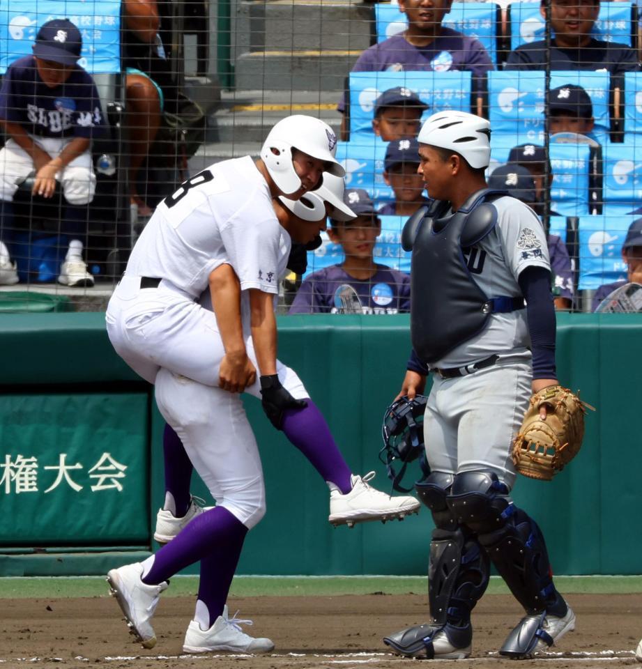 　７回、関東第一・大沢歩夢は足がつり背負われベンチに向かう（撮影・山口登）