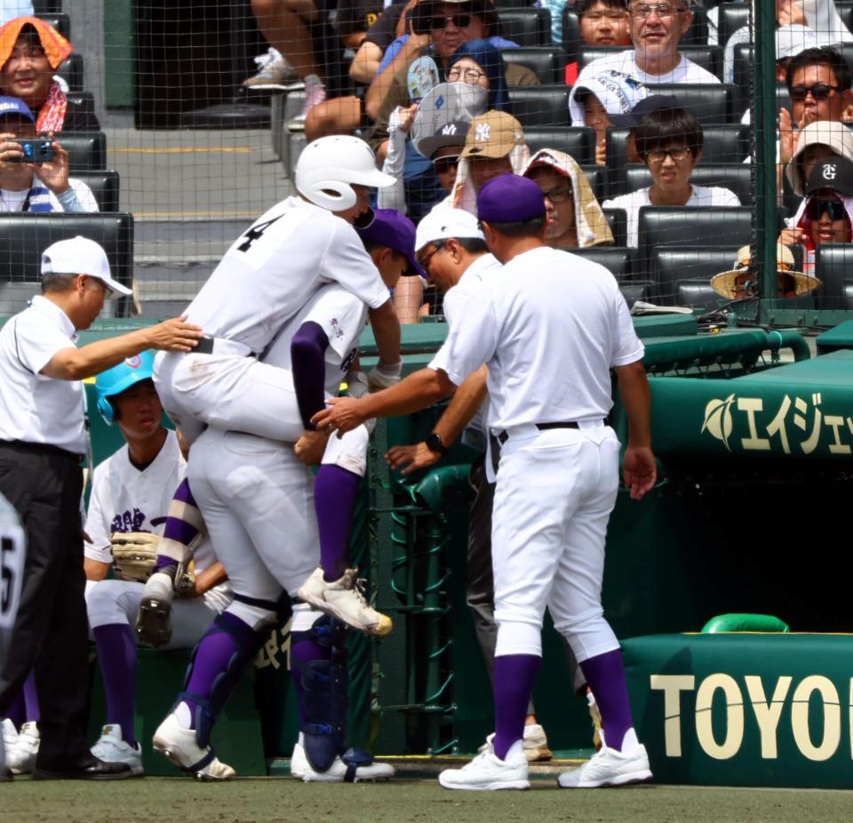 　７回、関東第一・藤江馳門は背負われベンチに戻る（撮影・山口登）