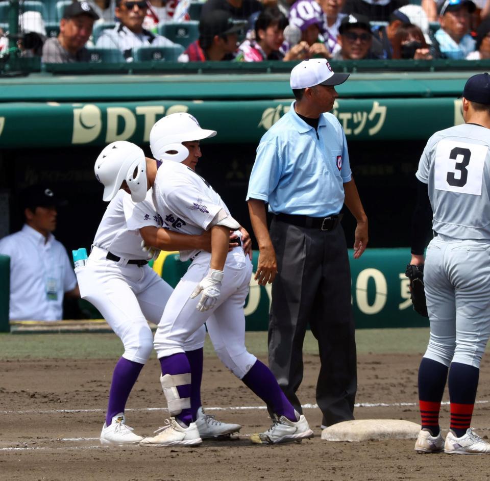 　７回、関東第一・藤江馳門は四球で出塁し足を引きずりながら一塁へ向かうも交代する（撮影・山口登）