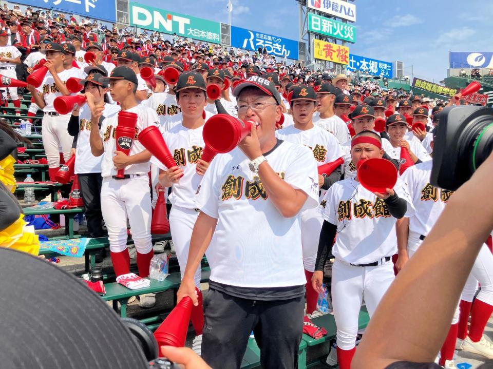 　アルプスから声援を送る創成館・奥田校長（撮影・北村孝紀）