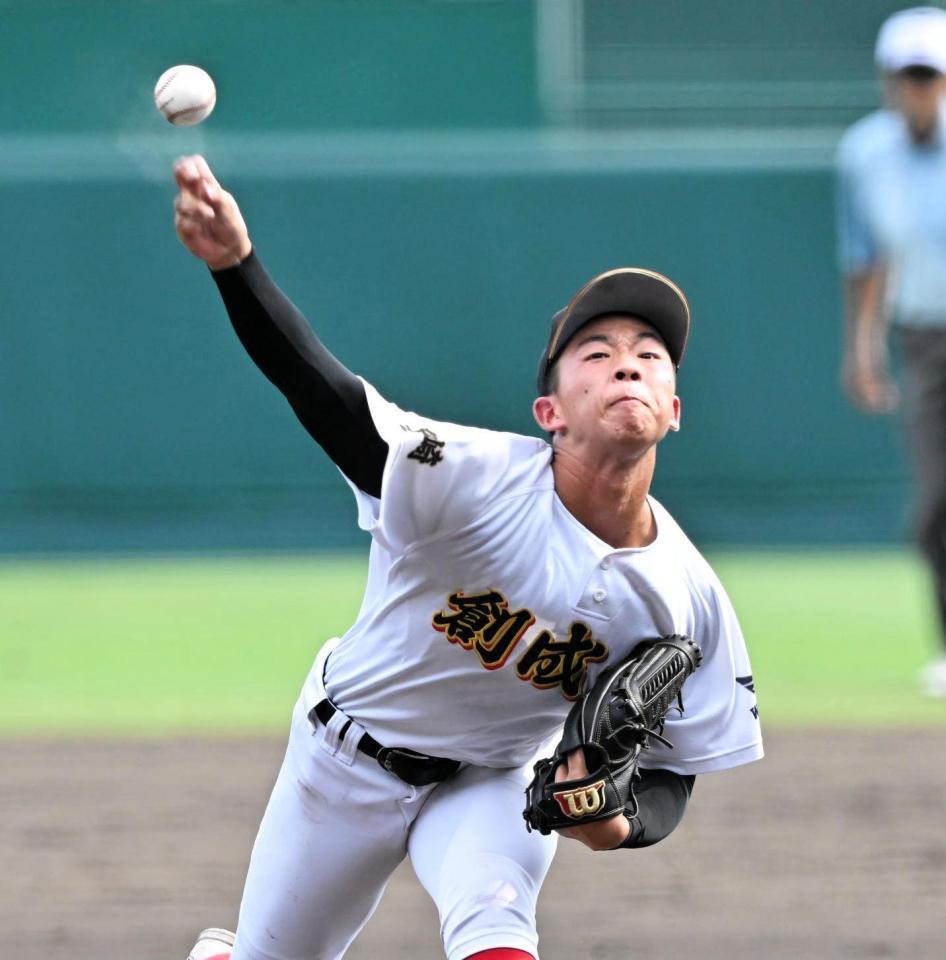 　８回、力投を見せる創成館・森下翔太（撮影・今井雅貴）